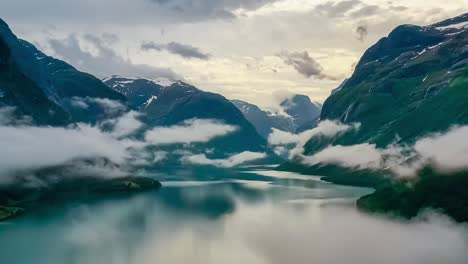 Schöne-Natur-Norwegen-Naturlandschaft-Lovatnet-See-über-Den-Wolken-Fliegen.